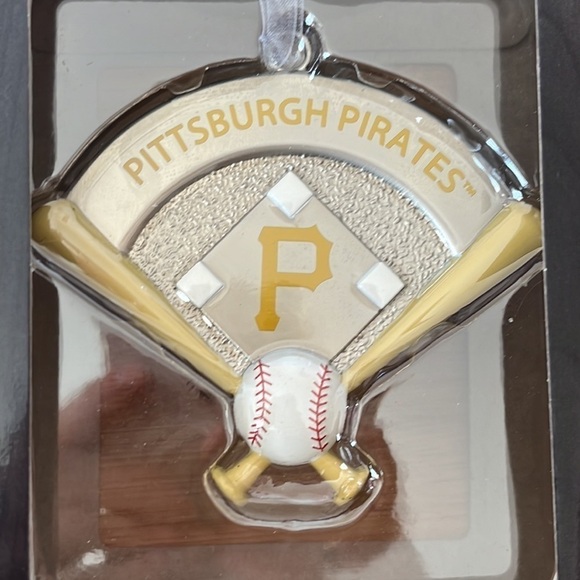 Brand New Hallmark Pittsburgh Pirates Baseball MLB Metal Christmas Ornament - Picture 2 of 8